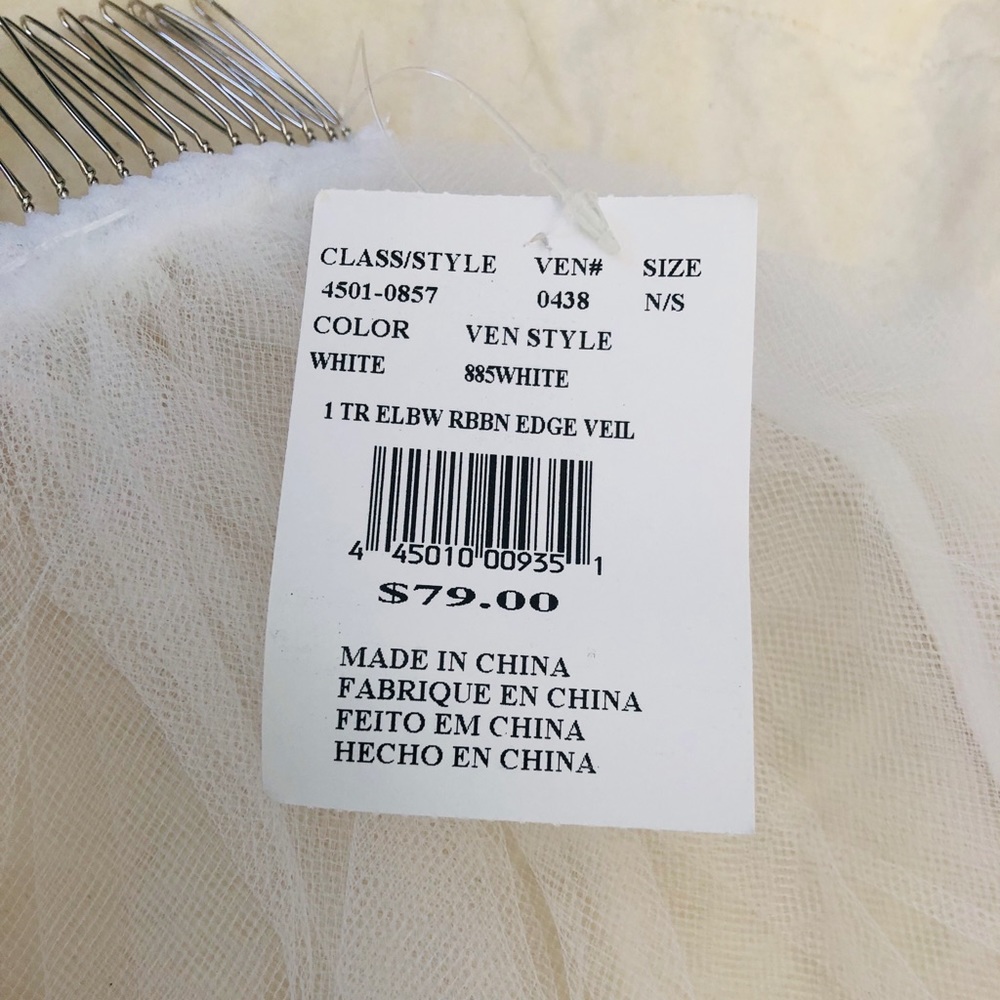 Bridal veil with ribboned edges NWT